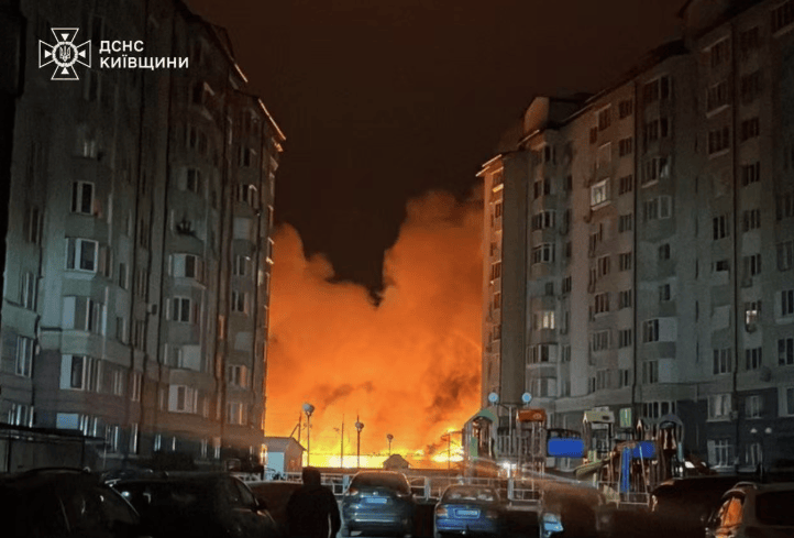 俄军发动大规模空中打击,泽连斯基专机遭多架军机围堵,基辅火车站被摧毁