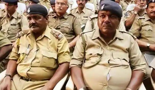 当兵前瘦得像“竹竿”，退伍时衣服包不住肥肉？印度士兵吃了啥？