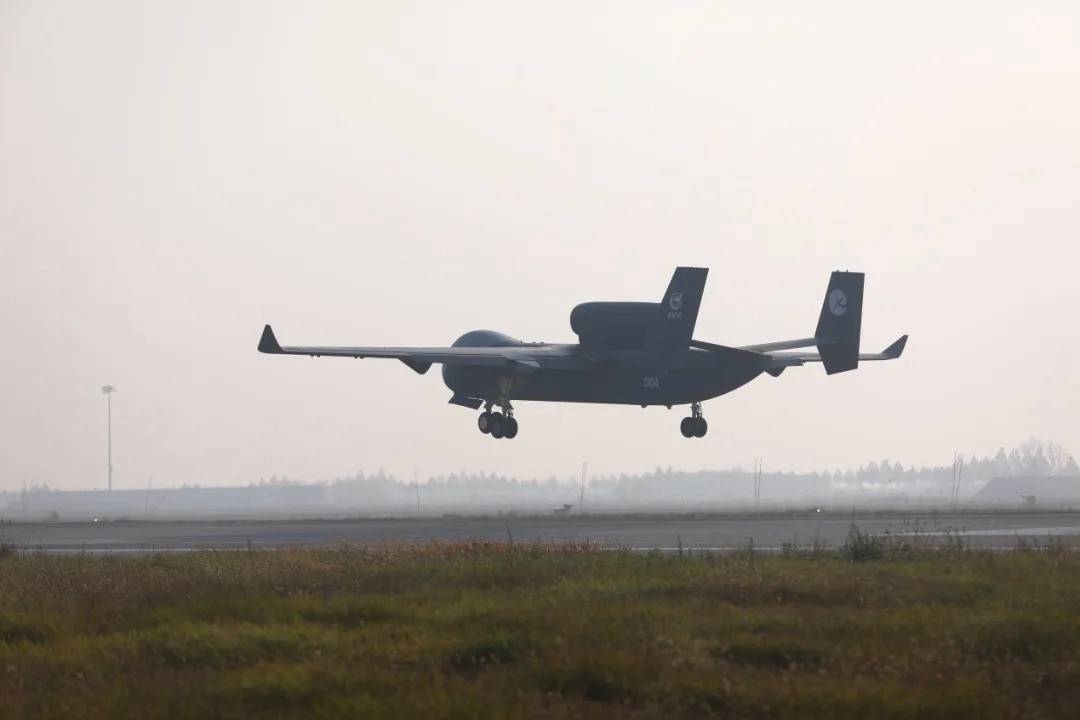 中国九天无人机成功首飞，可携6吨武器飞抵关岛再飞回，“无人机母舰”时代来临！