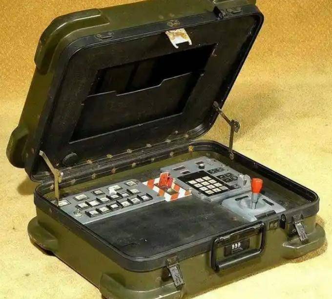 俄罗斯总统出门,总带个“黑色手提箱”,里面真的是核弹按钮?