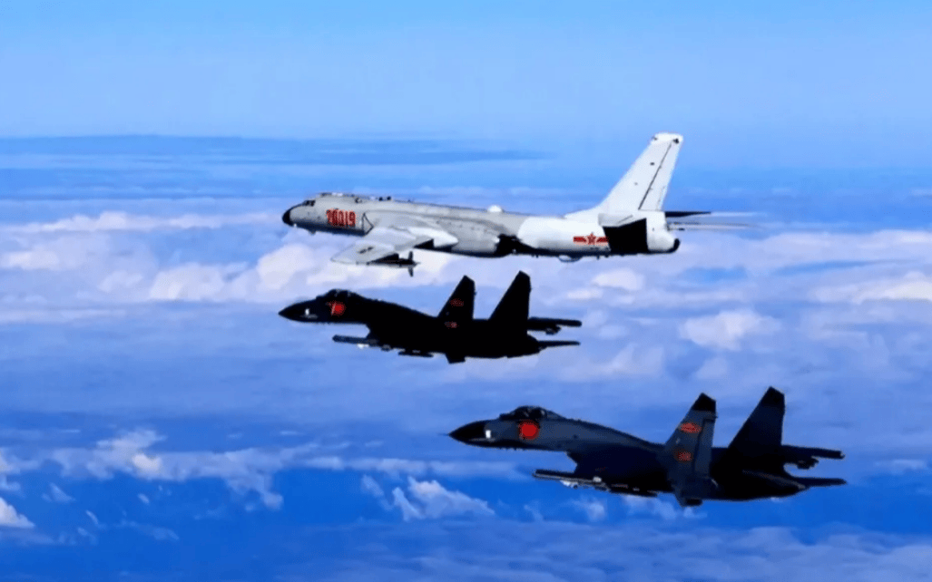 我军机多个方向进入台湾空域，台军“总长”亲赴指挥所，密切监视解放军动态