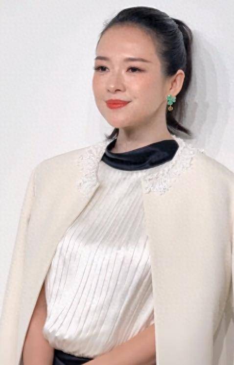 章子怡没想到，迪奥这次妖艳四射的自己，竟败给全裹出镜的郑钦文