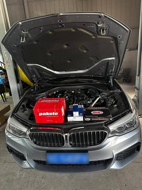 zoty中欧新能源小车后备箱扩展：放倒后排座椅储物空间翻倍