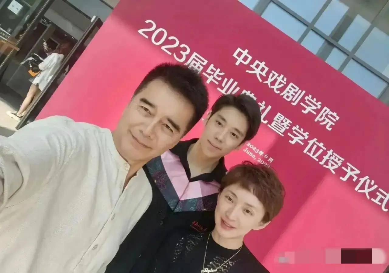 许亚军四任妻子,两任已离世,何晴生前透露,与前夫一家关系和睦