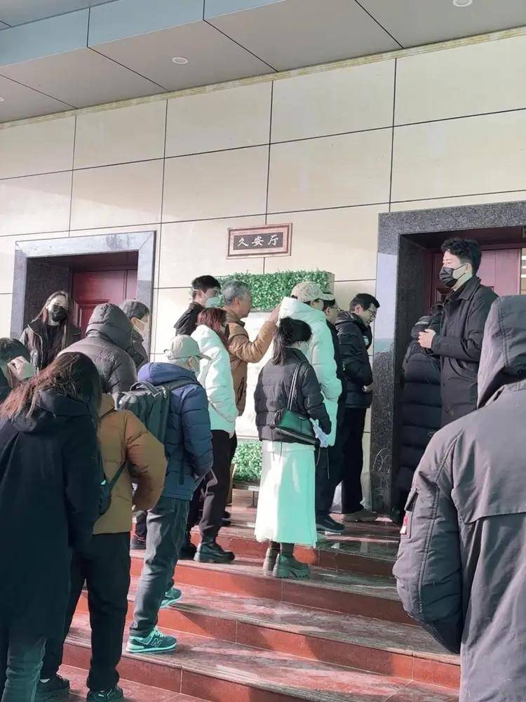 何晴葬礼举行!儿子手捧骨灰,遗像曝光惹泪目,廖京生现身送别