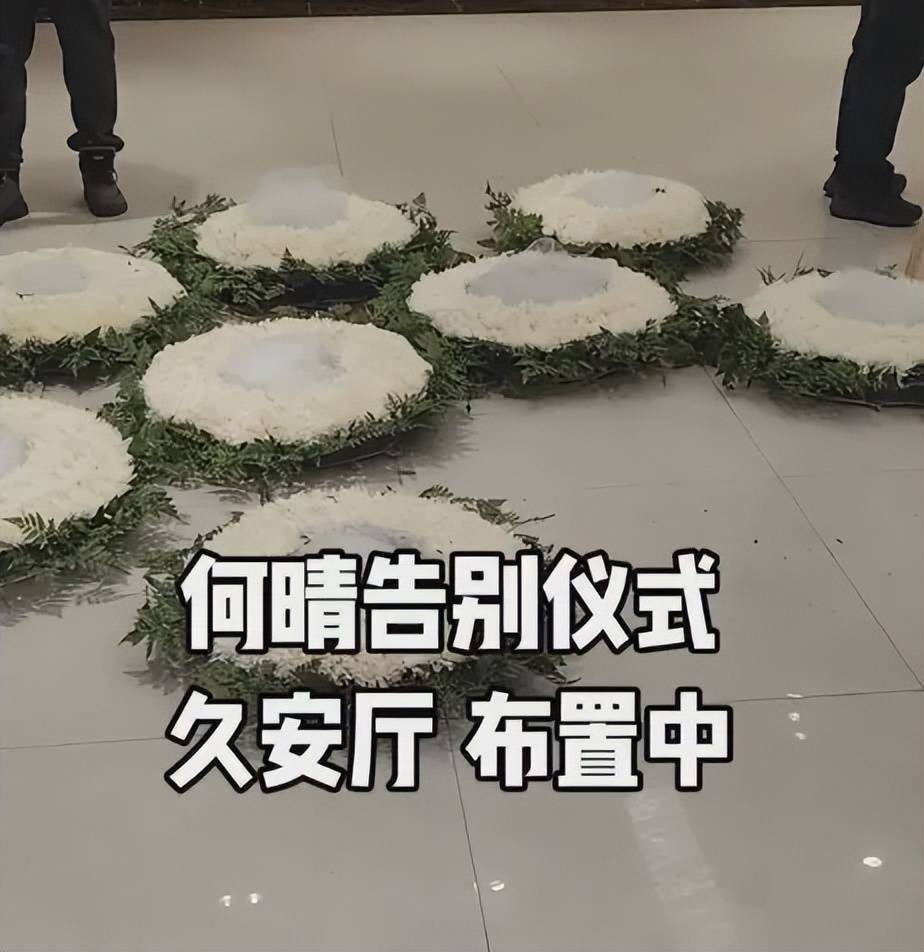 何晴告别式现场曝光!前夫许亚军疑似现身,跟儿子站一起神情哀伤