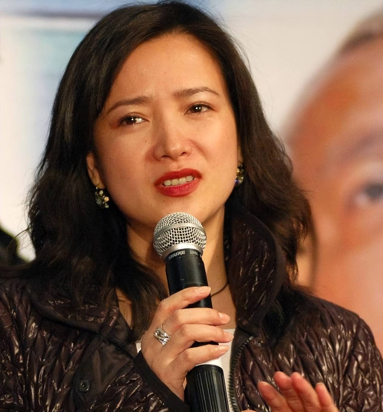 何晴告别式现场曝光!前夫许亚军疑似现身,跟儿子站一起神情哀伤