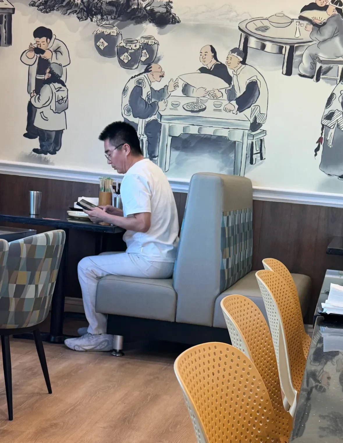 何晴葬礼“黑衣男”是谁?许亚军穿一身白衣,在美国陪幺儿吃中餐