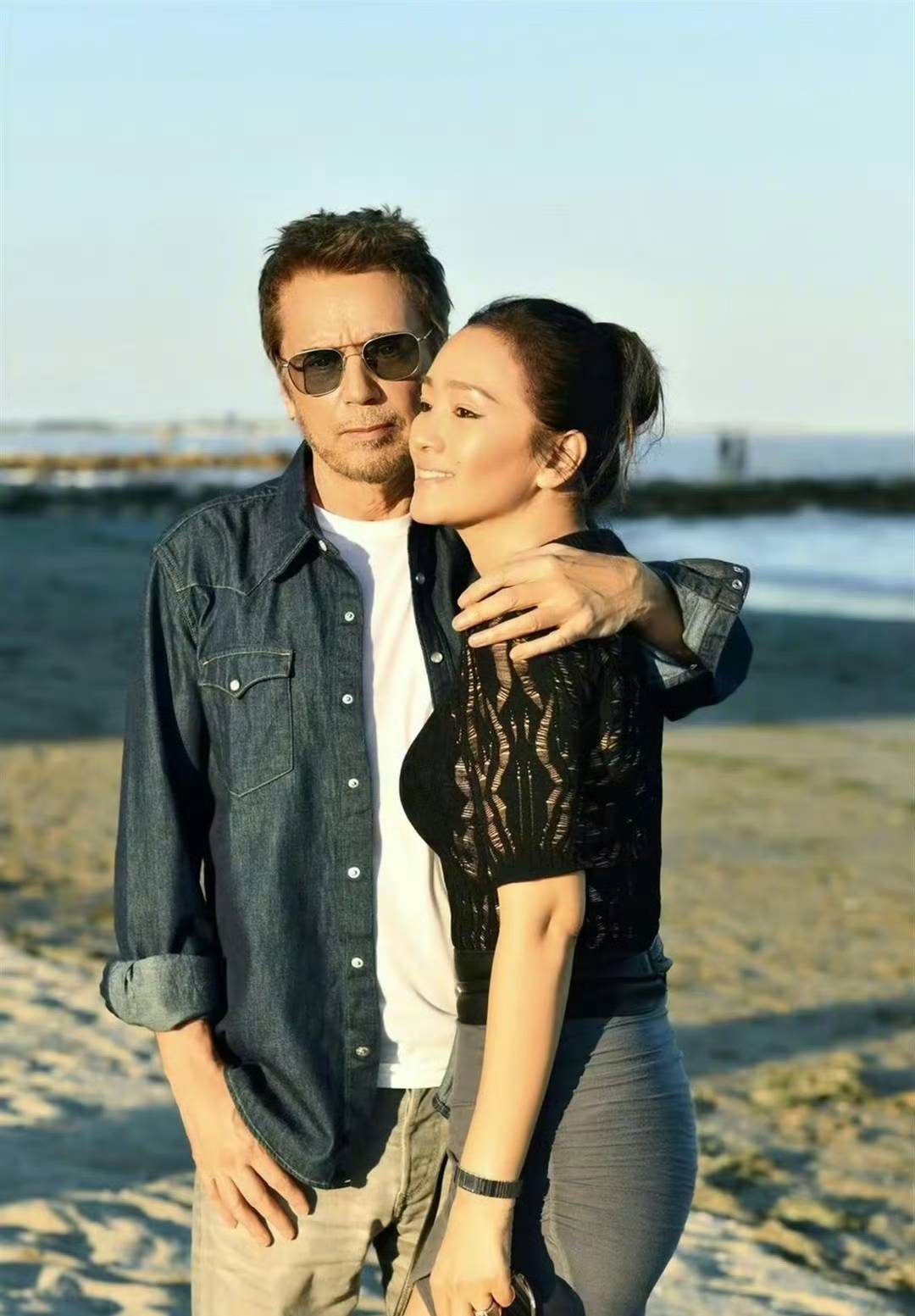 60岁的巩俐，77岁的法国老公，把北京初雪的浪漫，真的玩明白了