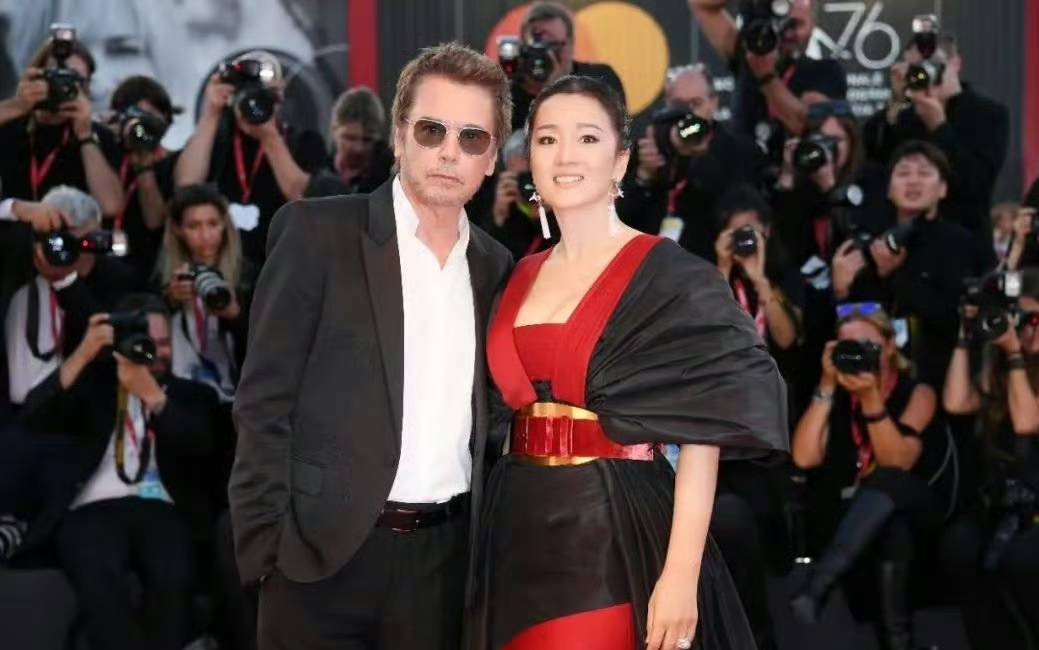 60岁的巩俐，77岁的法国老公，把北京初雪的浪漫，真的玩明白了