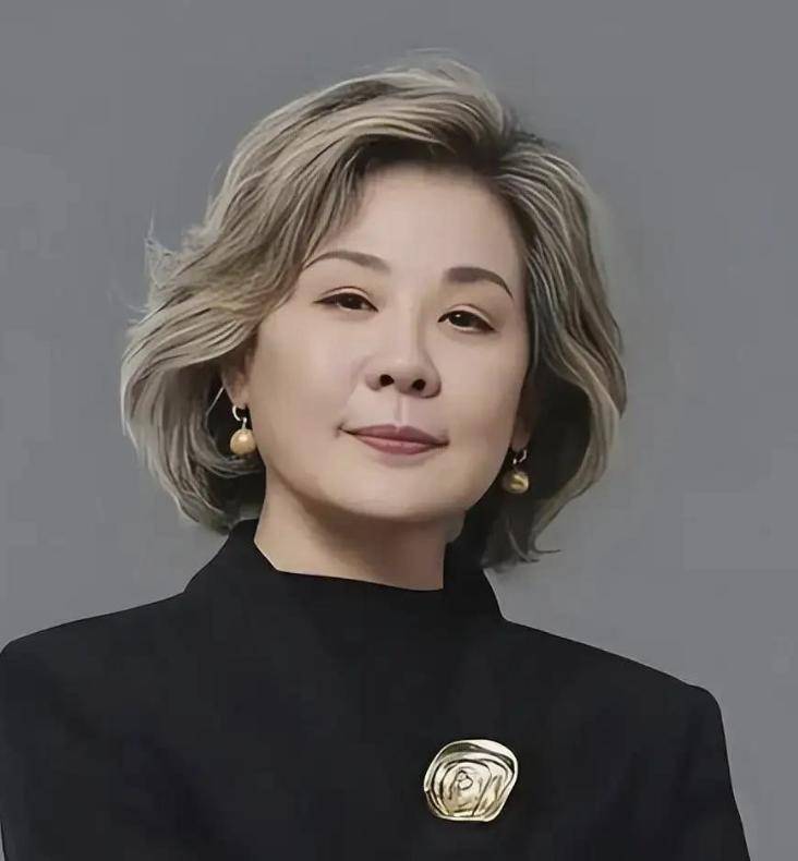 63岁刘斌在北京聚会烟不离手，63岁丛珊也出镜，依然很优雅