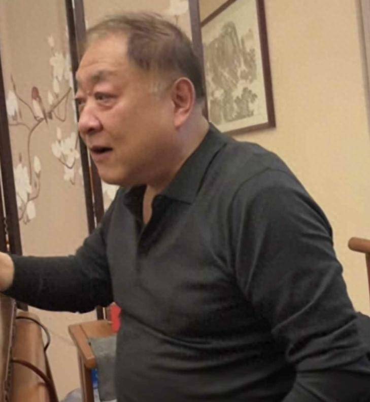 63岁刘斌在北京聚会烟不离手，63岁丛珊也出镜，依然很优雅