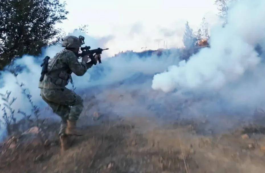 柬埔寨狙击手展示中国10式大狙！还有哪些武器是中国造？