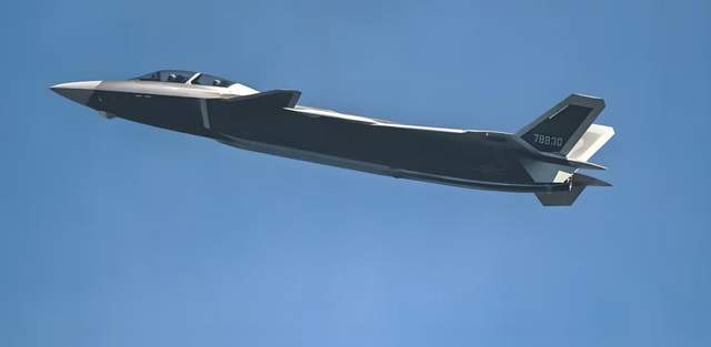 官宣歼-20S能对地攻击、反舰和电子战、它的“肚子”够大吗?