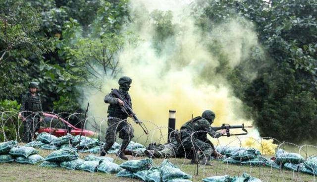 台军迈出疯狂一步,全面授权开火,不出24小时,福建舰堵门列阵