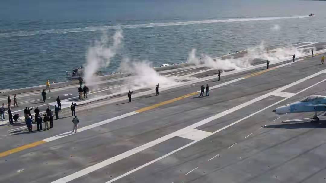 中国搞004核动力航母，法国砸锅卖铁也要建新航母，马克龙：必须强大才能让人怕！