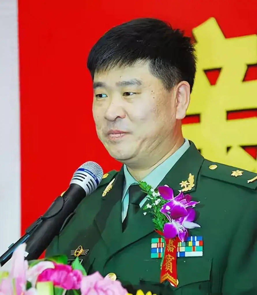 59岁邹德江好落魄，顶着大雪给小饭店站台，曾把赵本山徒弟赶下台