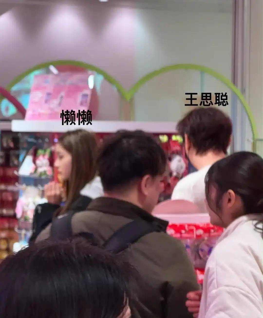 又遭一击！王思聪名下资产被法拍，王健林也顾不上他了