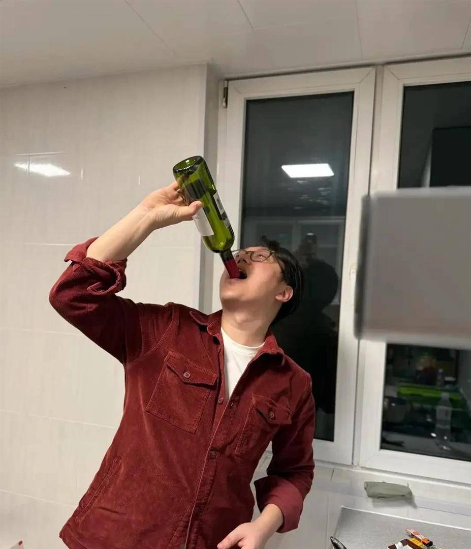 朱珠圣诞晒美照！和女儿穿红毛衣亲子装超喜庆，搂老公甜到齁