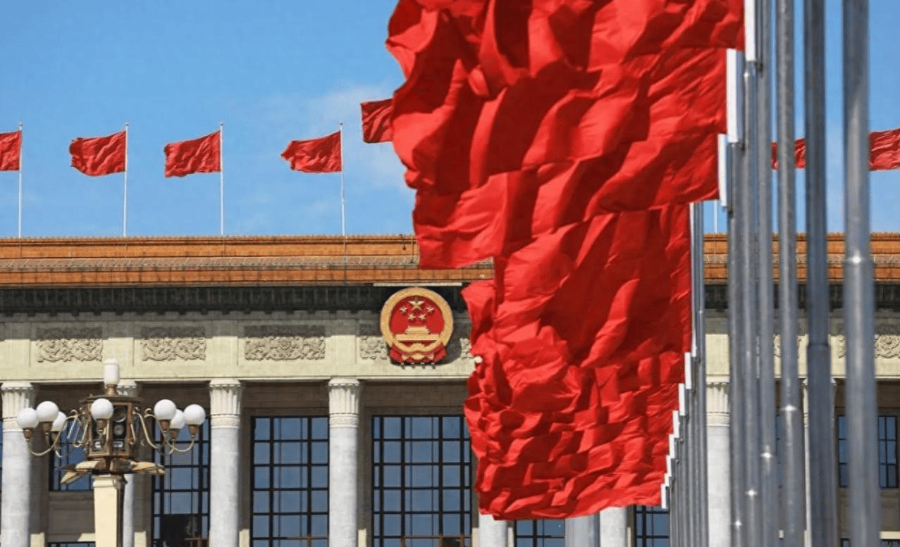 美国已经踩了红线，全国人大代表14亿人，正告特朗普中方不会罢休！