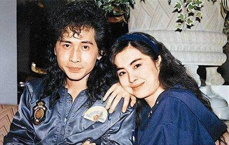 65岁齐秦现状，定居美国，娶小24岁女粉丝为妻，和儿子合照像爷孙