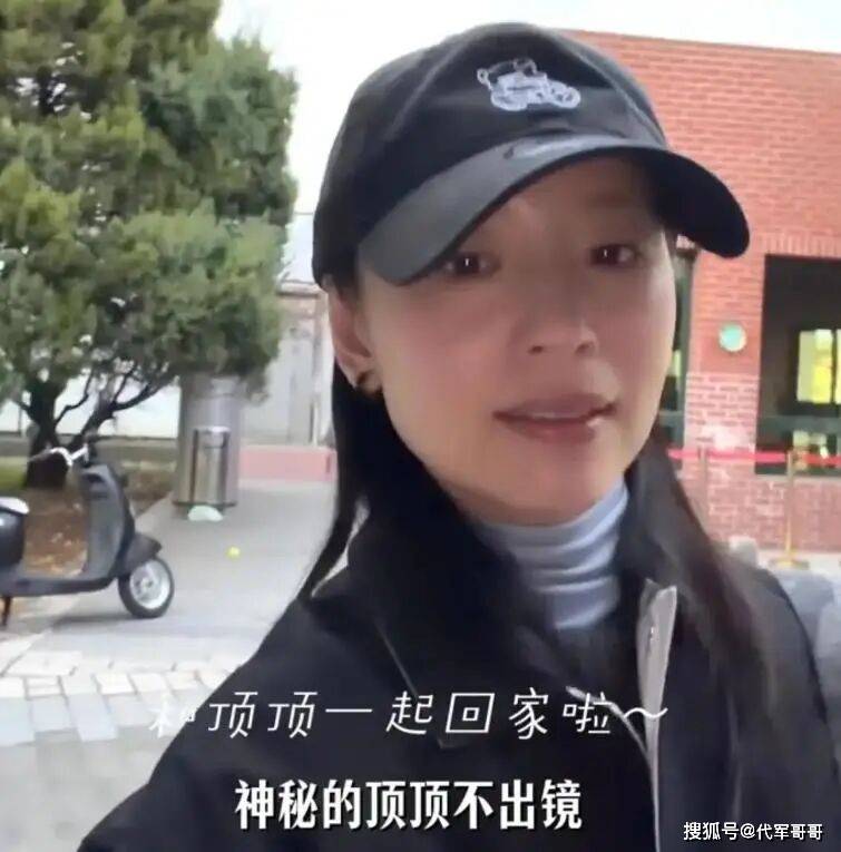 闫学晶心疼儿子一年只挣80万，董洁抱怨补课费天价，明星为何扎堆哭穷？