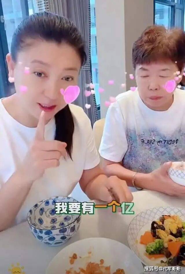 闫学晶心疼儿子一年只挣80万，董洁抱怨补课费天价，明星为何扎堆哭穷？