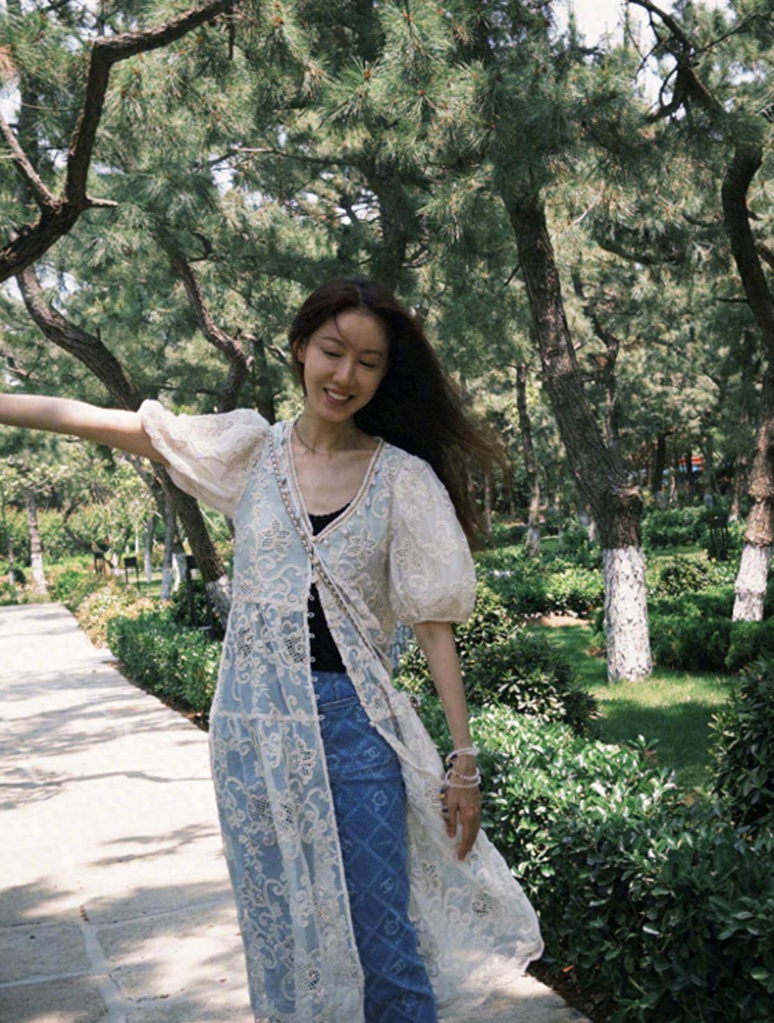 高露16岁女儿恋爱，晒与男友合照庆相恋1周年，打扮好成熟像26岁