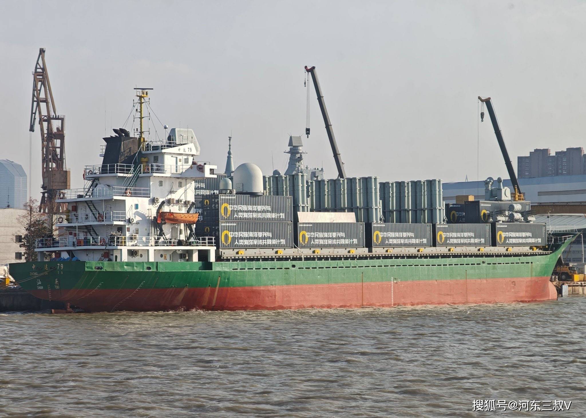 中国神秘货轮亮相，集装箱配导弹，战时可以轻松改装上百艘
