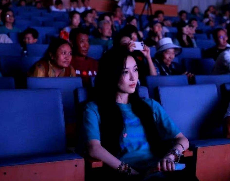 李嫣用餐被偶遇,大冬天穿短袖气血足,身材和体态在人群中好出挑