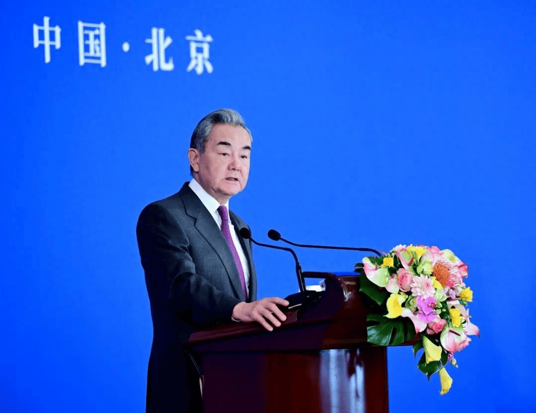 大陆重兵围台，赖清德突然“失联”，美国横插一手，王毅反将一军