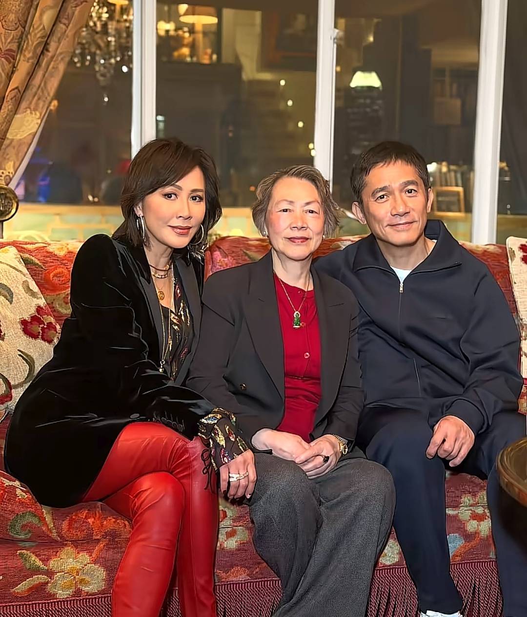 刘嘉玲夫妇办跨年派对,80岁刘妈妈贵气年轻,侄子带女友见她很漂亮