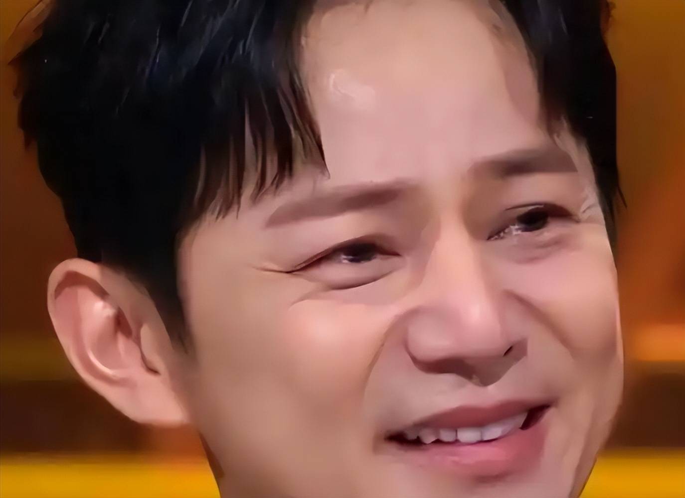 墙倒众人推!人民网怒斥、保姆举报51岁无妻无子的何炅还是崩溃了