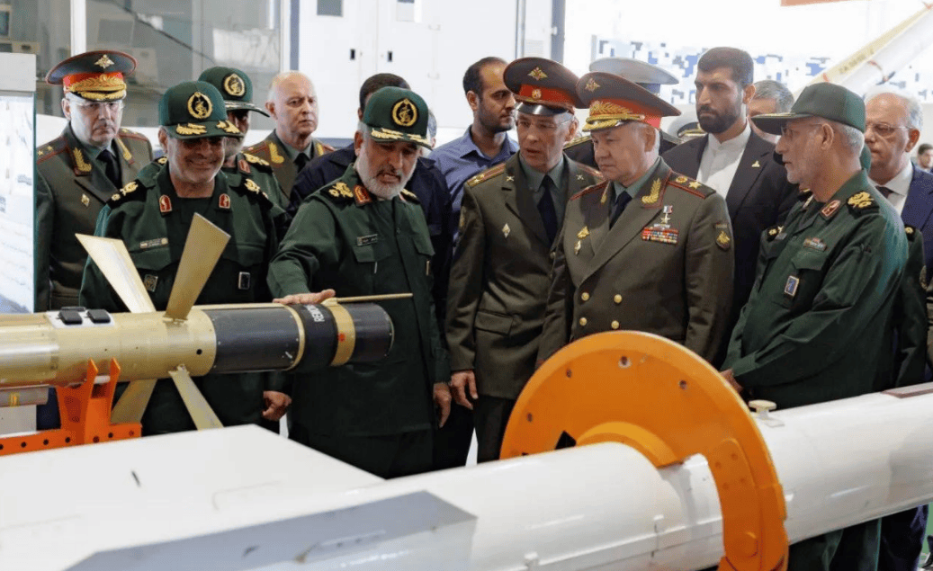 特朗普官宣抓住马杜罗,48小时不到,5架俄军大运飞往伊朗