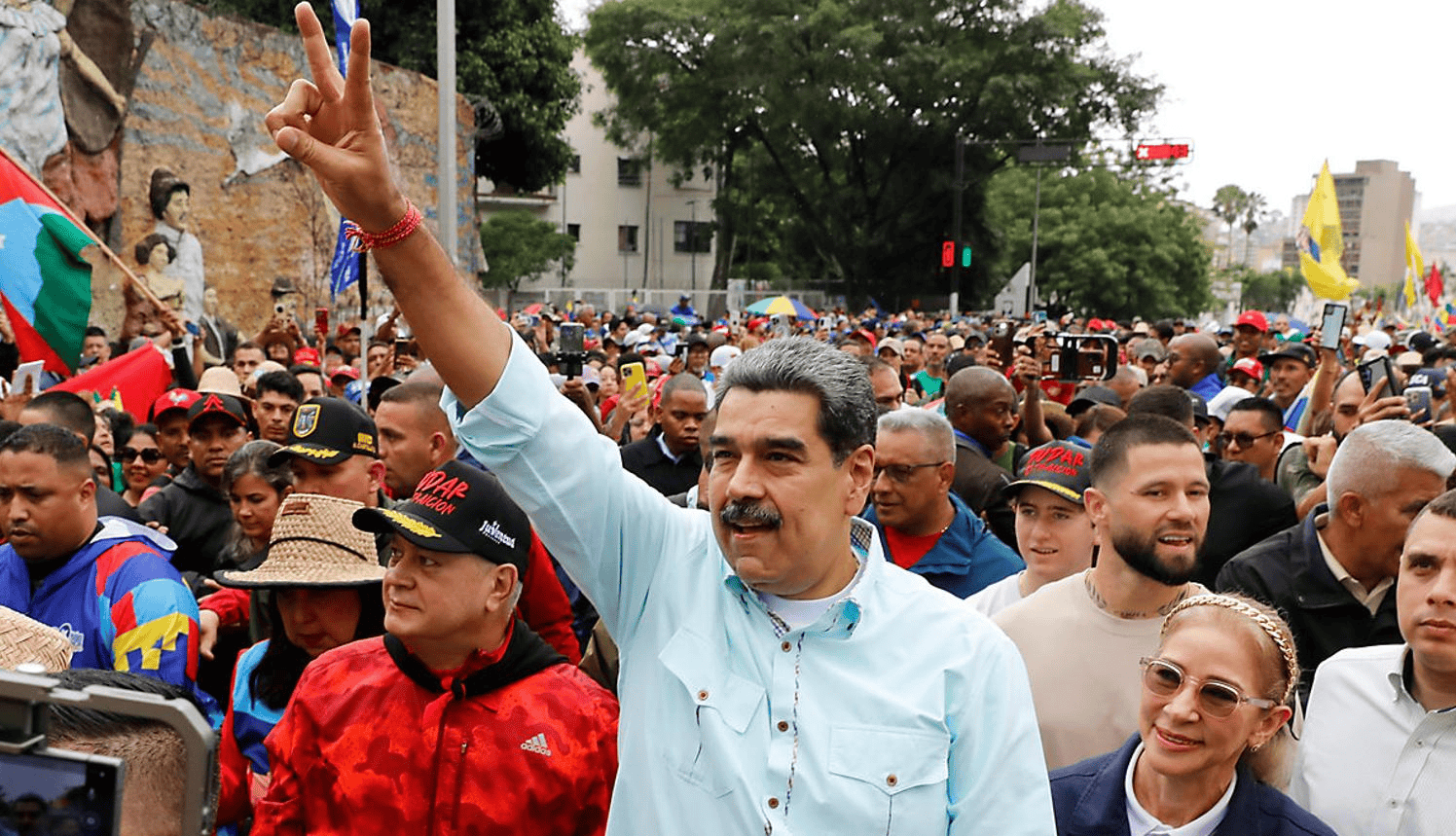 马杜罗被军方出卖,委内瑞拉军队见死不救,坐视总统被美军抓走?