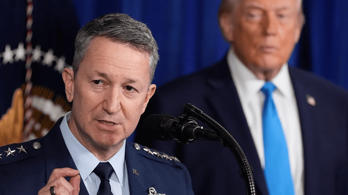 美军情报细思极恐!1:1复刻马杜罗住宅,连楼梯有几阶都了如指掌