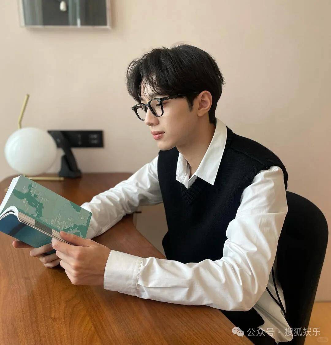 都退居幕后了还要被审判近照状态？他的转型真的还蛮彻底的......