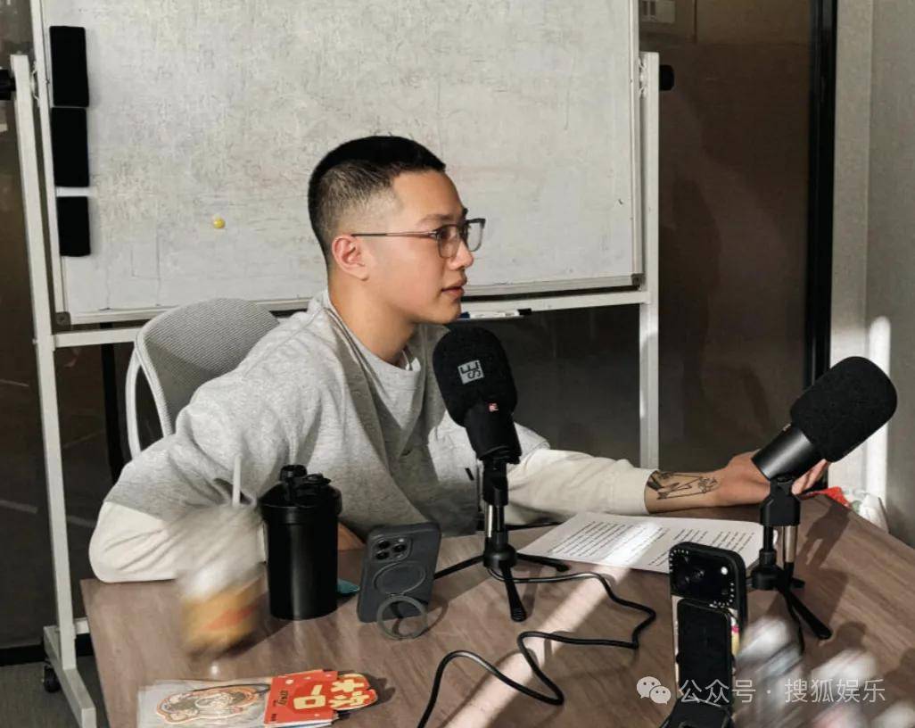 都退居幕后了还要被审判近照状态？他的转型真的还蛮彻底的......