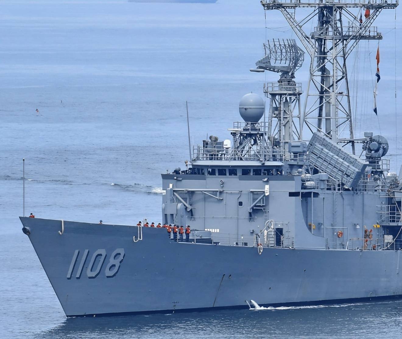 班超舰碰瓷052D,距开火一步之遥,岛内把“认怂”当“战绩”