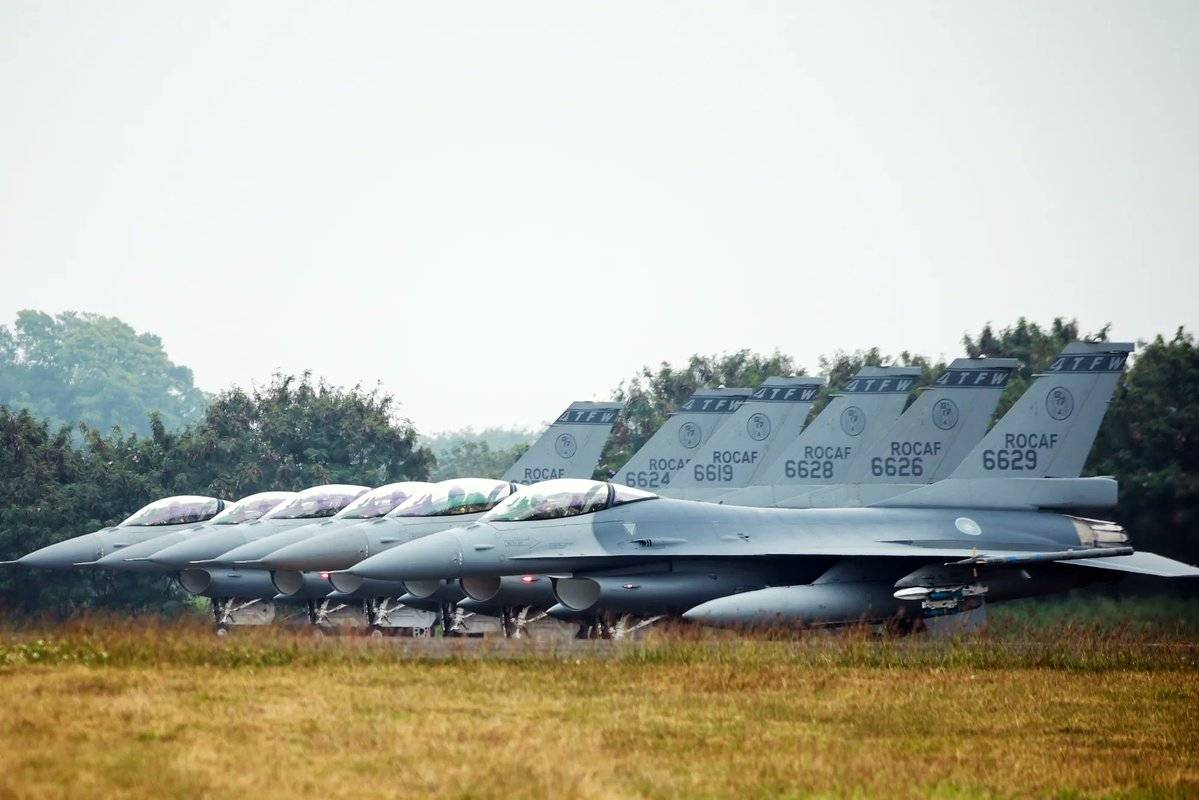 被解放军战机锁定,台军一架F-16V战斗机夜间坠海,飞行员疑似紧急弹射后失联