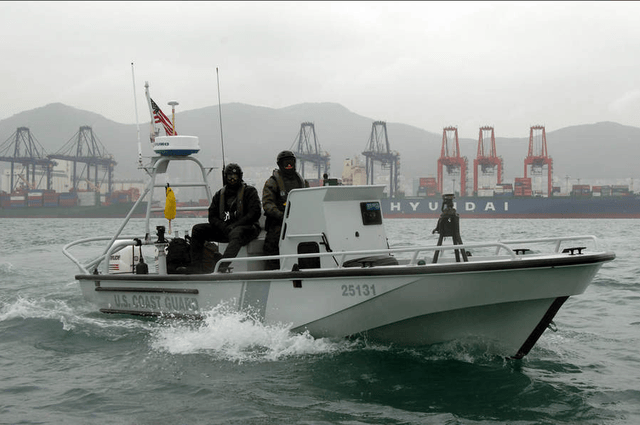 古巴导弹危机重演，俄罗斯海军保护之下，美军强行扣押油轮