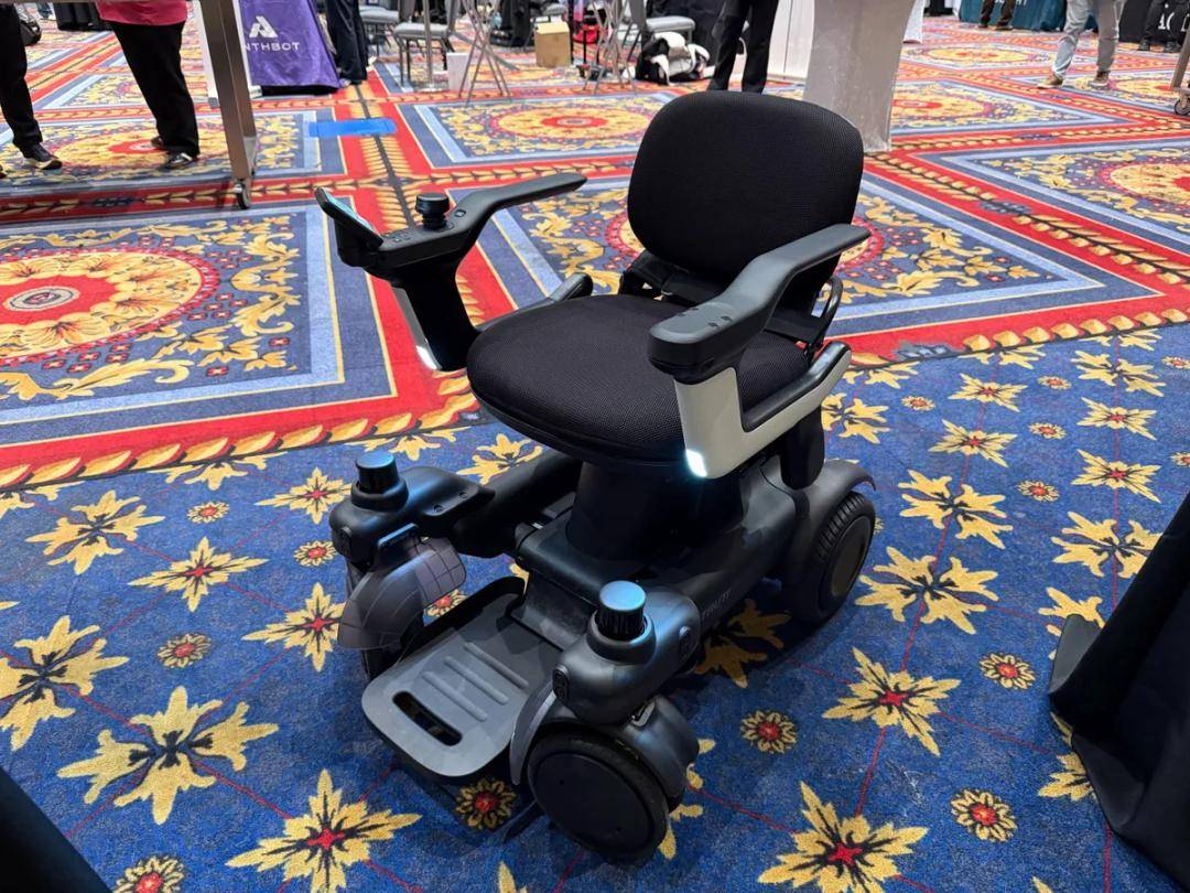 CES变成中国科技秀：机器人跳舞、熊猫获奖、眼镜会说话