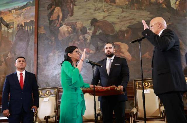 突发！美军扣押第5艘油轮，中国亮大招：成千上万艘武装商船破局