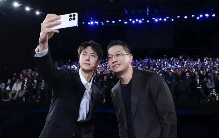 原创 雷军转发“诅咒”帖!卢伟冰离职?小米为啥热搜不断?