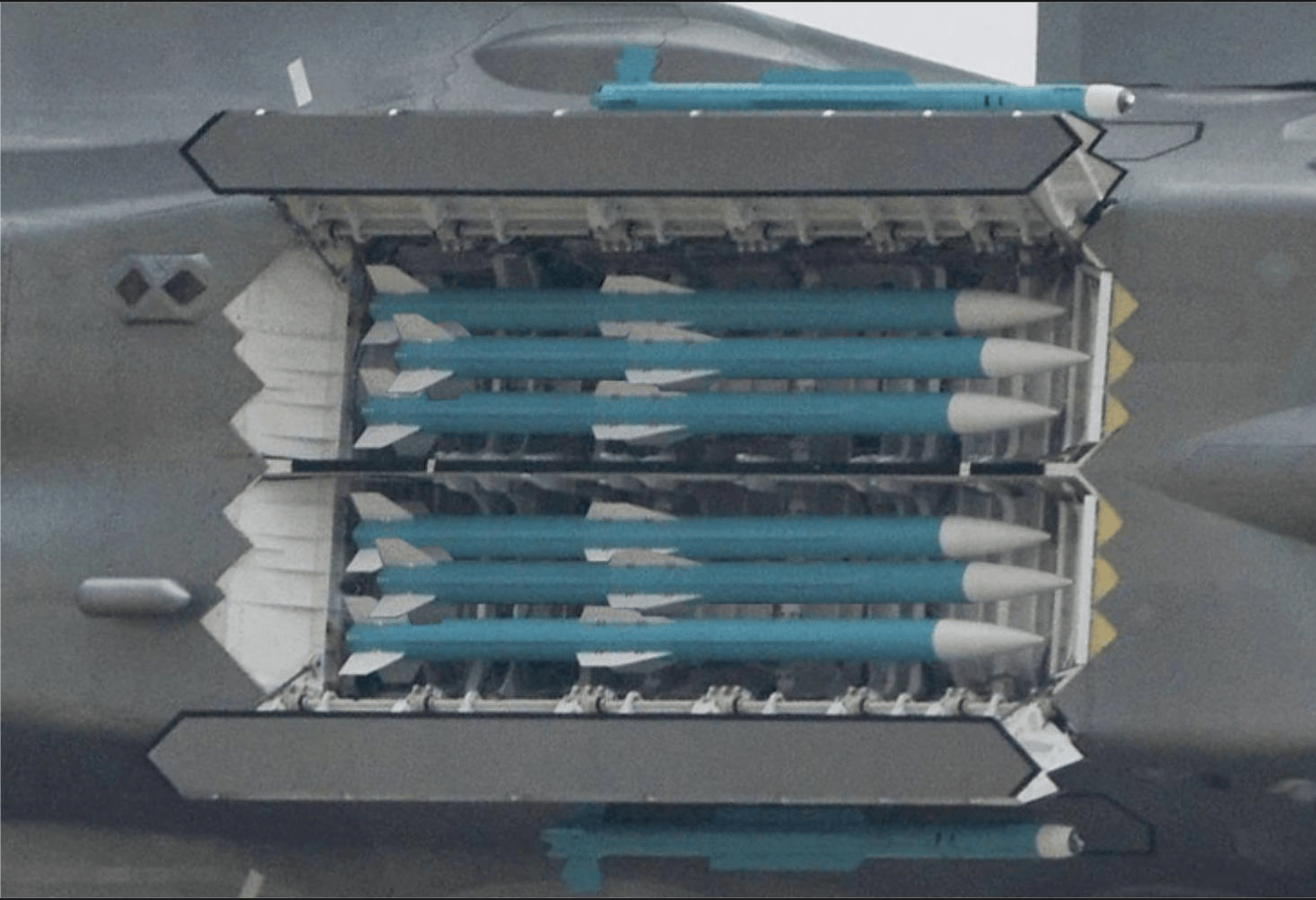 不是PL-15，也塞不进PL-17？歼-20发射神秘“光杆”导弹，破解一个世界难题