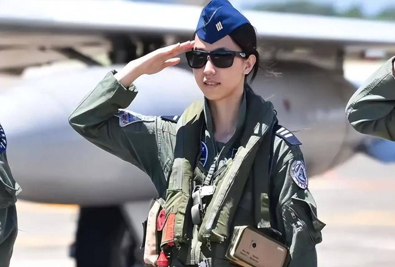 不用打就已经崩了？台专家：2025年超过100名台军飞行员提桶跑路