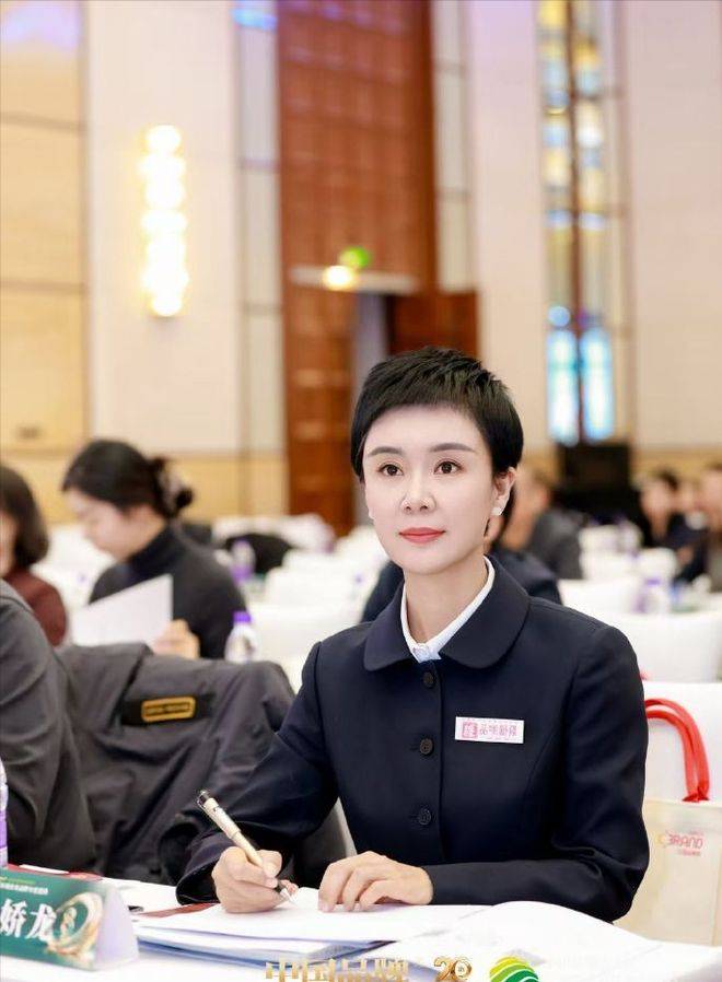 47岁贺娇龙去世，同学发声：遗体已运回老家，安葬在父亲墓地旁