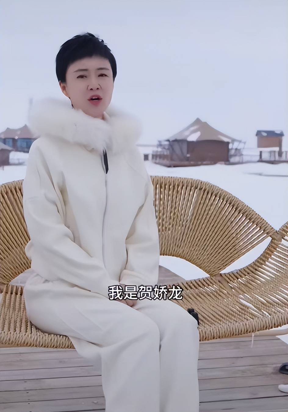 47岁贺娇龙去世，同学发声：遗体已运回老家，安葬在父亲墓地旁