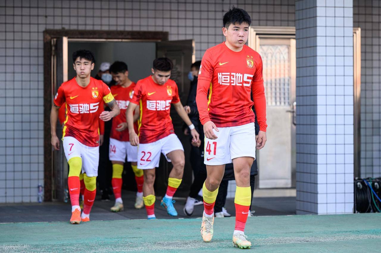 原创             全队遭批，唯他获赞！董方卓唯一认可的U23铁腰，要登陆英超了