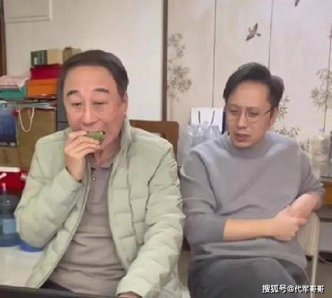 他是冯巩的独子，手握多家企业管理权，如今41岁却还是单身